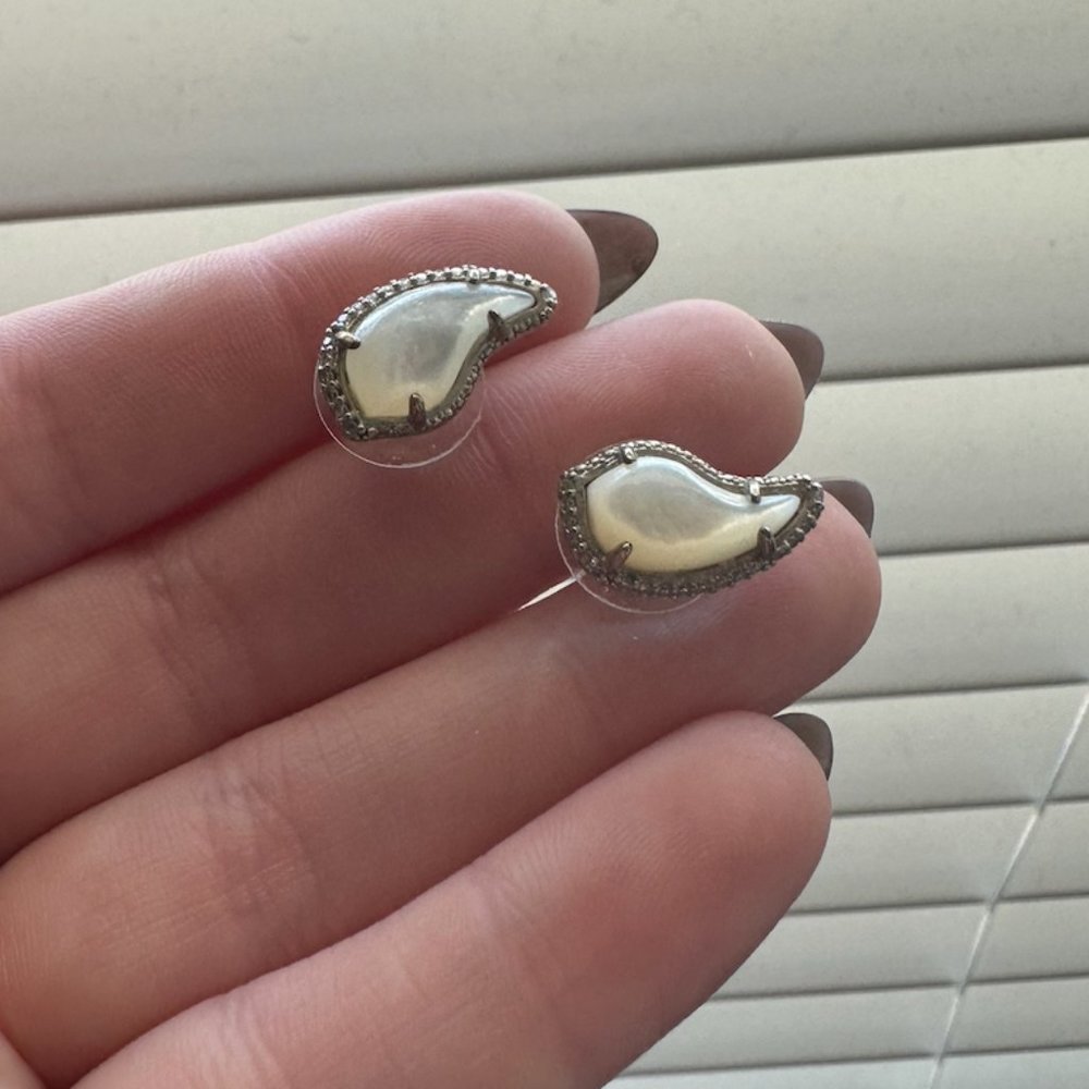 Kendra Scott Temple Stud Earrings in Silver & Mother of Pearl